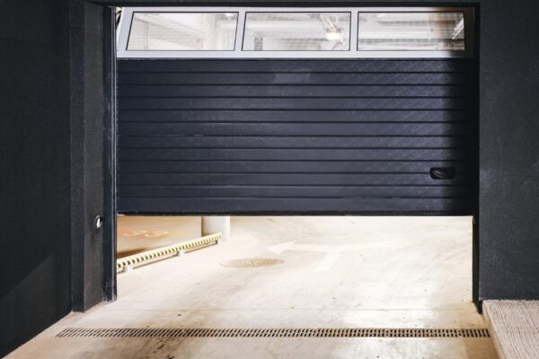 Cómo realizar una buena instalación de una puerta de garaje automática